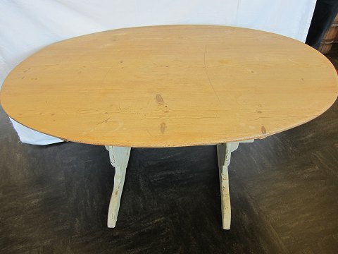 Tisch in ovaler Form
Aus Kiefer gemacht
Schönes Untergestell und eine schöne Tischplatte
L: 149cm, B: 98cm, H: 74cm