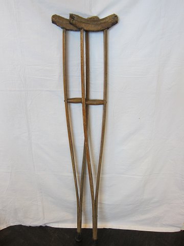 Krücken  
2 alte Krücken  aus Holz
H: 132cm