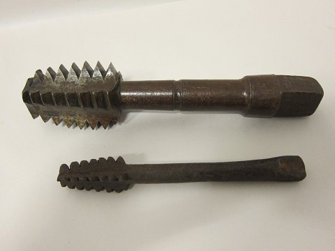 Werkzeug für das Gewindeschneiden
Altes Werkzeug für das Gewindeschneiden für Gewinde in Holz
L: gross 25cm (gross=verkauft), , klein: 19cm
Wir haben eine grosse Auswahl von alten Werkzeug