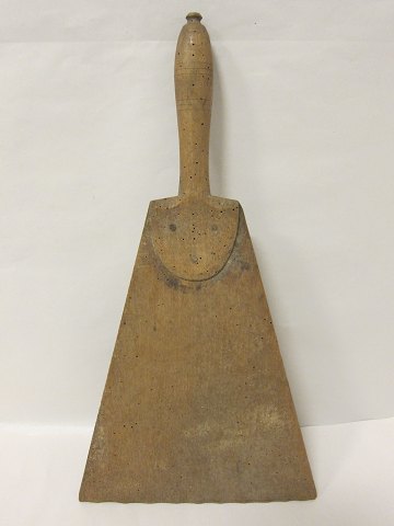 Gerät "Skættehånd" für die Bearbeitung des Flachs
Um 1850
L: 45,5cm, B 24,5cm 
Wir haben eine grosse Auswahl von Geräte für die Handarbeit, - Geräte, die 
antik oder sehr alt sind