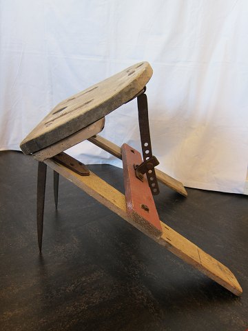 Gerät (Stuhl), das beim Strohdachdecker benützt war, antik
Um anfang 1900
H: 48cm, L: 48cm, B: 56cm
Wir haben eine grosse Auswahl von altem Werkzeug