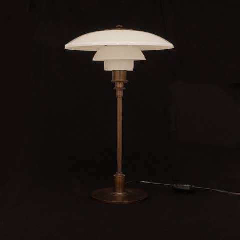 Poul Henningsen für Louis Poulsen. tischlampe, 
braunpatiniert. H: 45cm