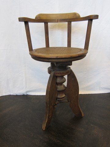 Stuhl von Kinderfriseur 
Antik Stuhl von Kinderfriseur mit Sitz aus Rohr-geflecht/Französisch-geflecht
Um Anfang 1900
Alte Reparation beim Ständer
H: 78cm
Sitz H: 52cm, D: 38cm
