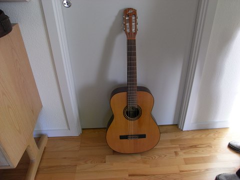 Levin Gitarre
Akustik Levin-Gitarre, im sehr gutem Stande 
Model: LG18
Seriennr.: 559776
Auf der Etikette ist geschrieben: Handmade in Sweden
Gekauft als neu im 1979 und ist bei der selbe Eigentümer bis heute