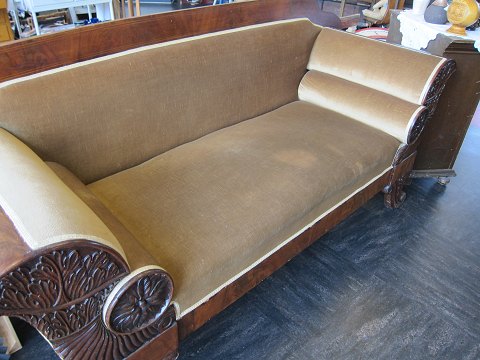 Sofa, Biedemeier
Um 1800-1850
L: 209cm (181cm unten)
H: 95cm, sitz: 51cm 
In gutem Stande aber  mit ein wenig Flecken (Sehen Sie bitte die Fotos) und 
wenig Furnierschäden