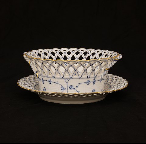 Royal Copenhagen Zwiebelmuster. Fruchtkorb mit 
Platte und Vergoldungen. #1052 & 1098. DPlatte: 
25cm. H: 10cm