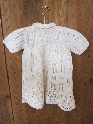 Strickkleid für das Kind
Altes strickkleid (handgestrickt) für das Kind mit gestrickten Knöpfchen
Wir haben eine grosse Auswahl von old/antik Kinderkleidern, Babykleidern, 
Bettwäschen u.a.