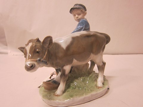 Royal Copenhagen, Bursche mit Kalb
RC-nr. 772
1. Wahl
Produziert 1967