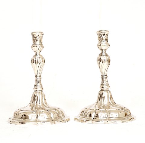 A pair of Rococo silver candelsticks. Søren Bay, 
Copenhagen, 1743-53. Dated 1752. H: 19,5cm. W: 
739gr