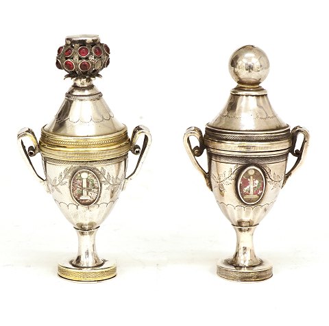 Pair of vinaigrettes, Silver. J. Nielsen, Denmark 
circa 1850. H: 9,5&9,8cm