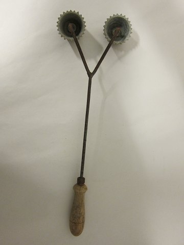 Krustadeeisen / Blätterteigpastetcheneisen
Altes Werkzeug um Blätterteigpastetchen machen Zu können
L: 41cm