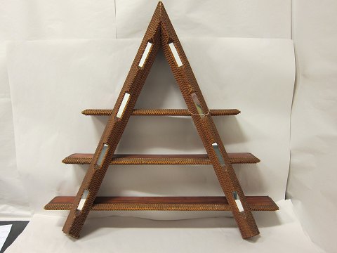 Dreieckiges Wandregal
Ein altes Dreieckiges Wandregal aus schön ausgeschnitztem Holz und da auch 
Spiegelstückchen.
Bastelarbeit aus den russischen Kriegsgefangenern aus dem 1. Weltkrieg
H: 72cm, B: 72cm