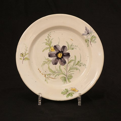 Kastrup Fayence Teller mit Blumenmotiv. Kopenhagen 
um 1760. D: 22,5cm