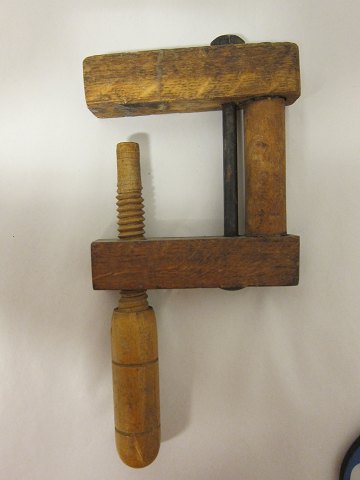 Schraubzwinge
Eine alte Schraubzwinge aus Holz gemacht
26cm x 12,5cm