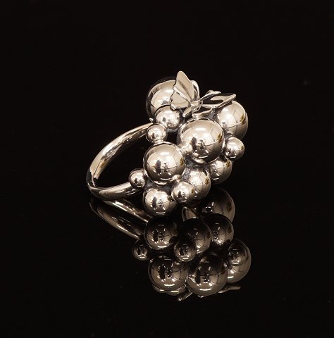 Georg Jensen: Moonlight Grape-Ring. 
Sterlingsilber. 2,6x3,5cm. Ringgr. 58