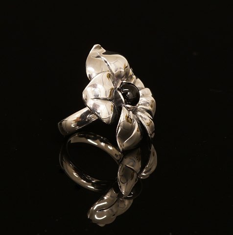 Regitze Overgaard für Georg Jensen: "Flower"-Ring. 
D: 3,2cm. Ringgr. 59