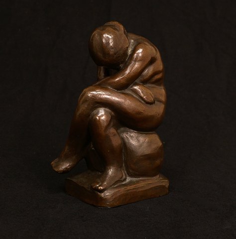 Kai Nielsen, 1882-1924, sitzende Frau aus 
patinierter Bronze. H: 17,5cm