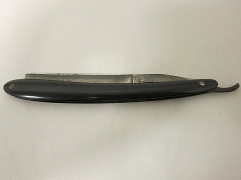 Rasiermesser mit Etui
Ein alter Rasiermesser
L: 16,5cm, B: 3cm, H: 1,5cm
Wir haben eine grosse Auswahl von alten Rasiersachsen, Friseursachen u.a.