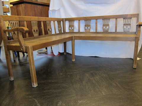 Eckbank
Eckbank, mit schön dekoriertem Rückenlehne 
Der Eckbank hat früher im alten Slosshotel in Augustenborg, Dänemark, die 
Funktion gehabt
Früher als 1950
L: 135cm x 135cm
H Rücken: 76cm
H Sitz: 44cm
In gutem Stande
Bemerken Sie bitte: