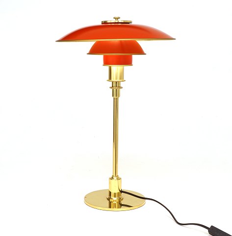 Poul Henningsen, 1894-1967:  PH 3/2 bordlampe, med 
rødlakerede metalskærme og stel i poleret messing.
Fremstillet af Louis Poulsen.
H: 45cm