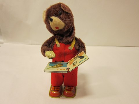 är, - mechanischer Spielzeug
Um 1950
Der schöne kleine Bär liest in einem Bilderbuch, - und er macht selber den 
Herumblättern
H: 15cm
Funktioniert und ist in gutem Stande