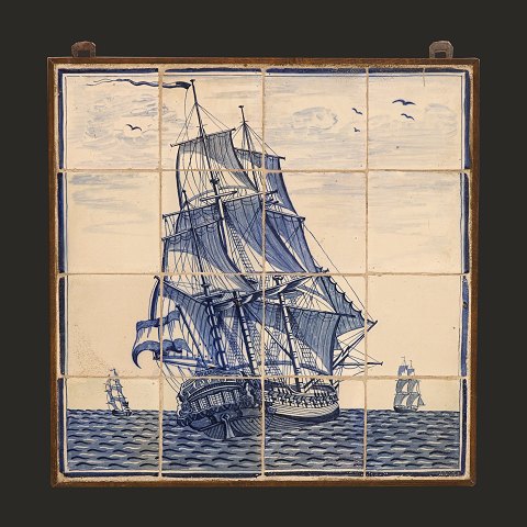 Grosses Fliesentableau mit einem Schiff. Holland 
um 1880. Masse: 54,5x54,5cm