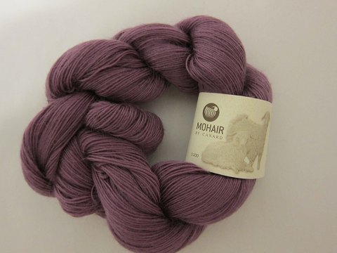 Kidmohair - 1-eindrähtig
Kidmohair/Kidmohär ist ein Naturprodukt von der höchsten Qualität von den 
Angoraziegen aus Süd Afrika
Diese Farbe ist: Trauben-farbe, Farbenr. 1104
Knäuel mit 50 Gramm