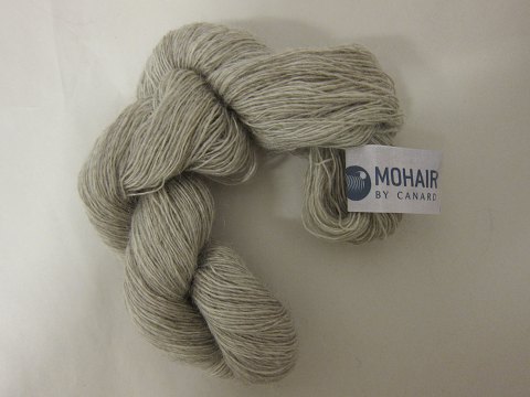 Kidmohair - 1-eindrähtig
Kidmohair/Kidmohär ist ein Naturprodukt von der höchsten Qualität von den 
Angoraziegen aus Süd Afrika
Diese Farbe ist: Beige meliert, Farbenr. 1303
Knäuel mit 50 Gramm