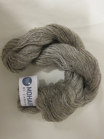 Kidmohair - 1-Trådet
Kidmohair er et naturprodukt af højeste kvalitet fra  sydafrikanske 
angorageder.
Den viste farve er: Mellem Brunmeleret, Farvenr. 1305
Prisen er pr. nøgle med 50 gram Kidmohair