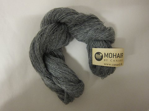 Kidmohair - 1-eindrähtig
Kidmohair/Kidmohär ist ein Naturprodukt von der höchsten Qualität von den 
Angoraziegen aus Süd Afrika
Diese Farbe ist: Mittel Graumeliert, Farbenr. 1201
Knäuel mit 50 Gramm