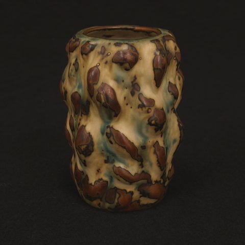 Axel Salto for Royal Copenhagen: Vase i spirende 
stil med sung glasur. Signeret. H: 12,3cm