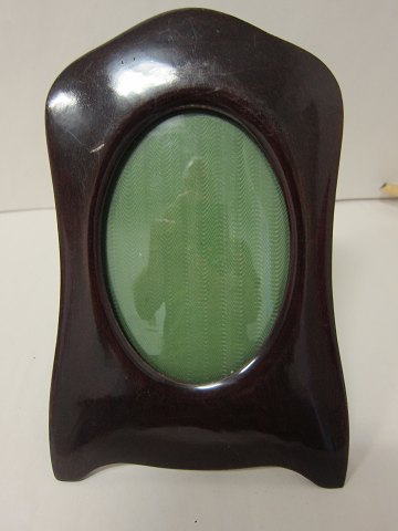 Fotorahmen, alt, Mahagoni, mit gewölbtem Glas
In gutem Stande und das Glas ist heil
Um Jahr 1900
23,5cm x 15,5cm
Wir haben eine grosse Auswahl von Rahmen
Kontakten Sie uns bitte für weitere Information