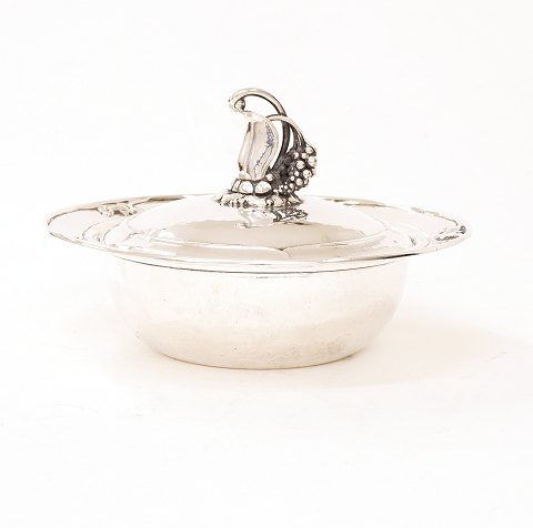 Georg Jensen: Deckelschale aus Silber. Periode 
1915-27. #228B. H: 11cm. D: 19,2cm. G: 446gr