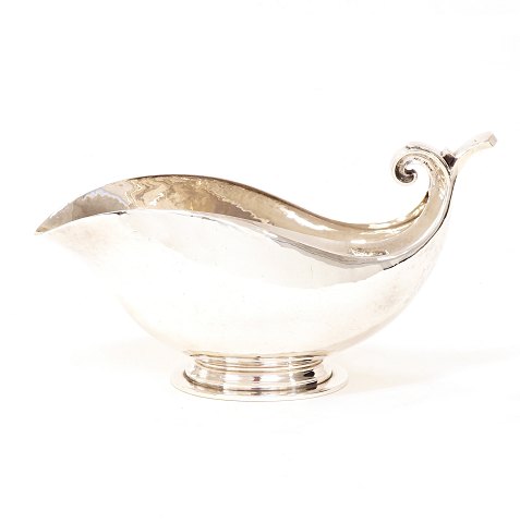 Johan Rohde for Georg Jensen: Sauce boat of 
sterlingsilver. #98. Signed by Johan Rohde and 
Georg Jensen period 1925-32. H: 12,5cm. L: 22,8cm. 
W: 548gr