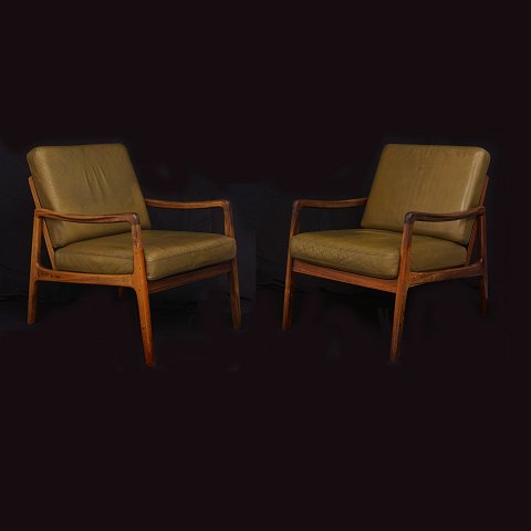 Ole Wanscher for France & Daverkosen: Et par 
lounge stole i palisander med originalt 
olivengrønt læder. Model FD 109. Design fra 1956.  
H: 78cm / H sæde: 43cm. B: 66cm