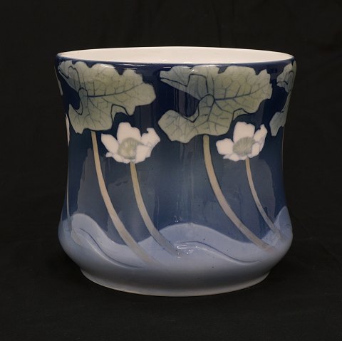 Anna Smidth for Royal Copenhagen: Unika vase 
#6543. H: 21cm. D: 21cm