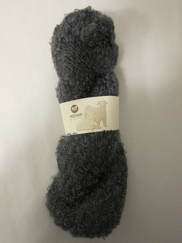 Mohair Bouclé
Mohair Bouclé ist ein Naturprodukt von der höchsten Qualität von den 
Angoraziegen aus Süd Afrika.
Diese Farbe ist: Stahlgrau, Farbenr. 1035
Knäuel mit 100 Gramm