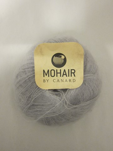 Brushed Lace
Brushed Lace ist ein Naturprodukt von der höchsten Qualität von den 
Angoraziegen aus Süd Afrika gemischt mit der schönsten Mulberry Seide
Diese Farbe ist: Silber Grau, Farbenr. 3079
Knäuel mit 25 Gramm