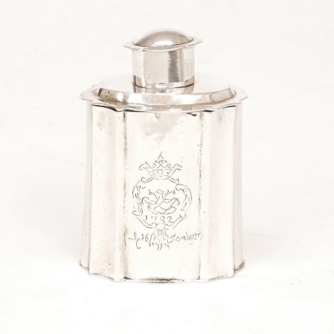 Friedrich von Barm, Flensburg, Northgermany, 
1777-?: Tea caddy, silver. H: 10,3cm. W: 100gr