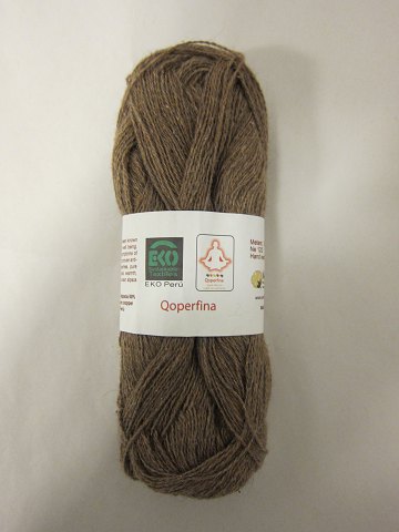 Qoperfina
Qoperfina ist ein 100 Naturprodukt von Peru, die aus den feinsten 
ökologischesen Baumwollefibern und Alpakafibern besteht, und sogar mit 
natürlichem Kupfer gemischt ist
Diese Farbe ist: Hickory
Knäuel mit 25 Gramm