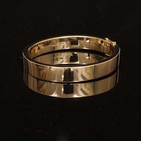 Frantz Hingelberg, Aarhus: Ovaler Armring, 14kt 
gold. Masse innen: 6x5,3cm. G: 28,4gr