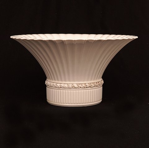 Arno Malinowski, 1899-1976, für Royal Copenhagen: 
Grosser Aufsatz. H: 20cm. D: 37cm