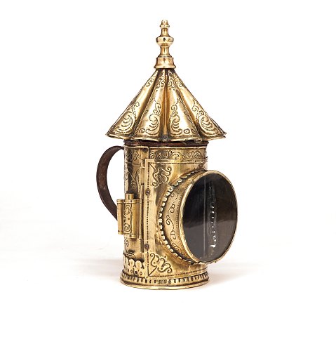 A 18th century brass lantern. Friesland circa 
1750. H: 26,5cm