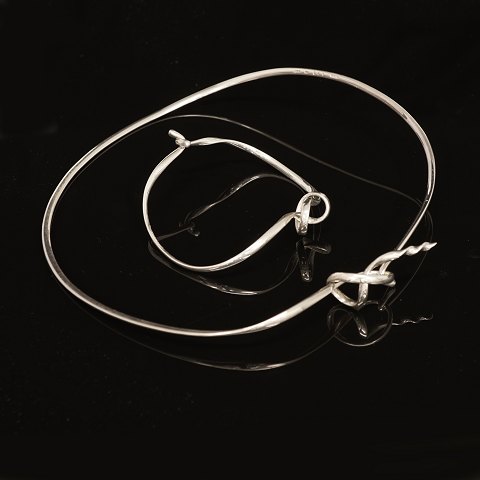 Vivianna Torun Bülow-Hübbe for Georg Jensen: Satz 
von Armring und Halsring, Sterlingsilber. #241