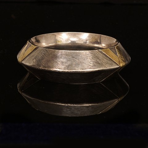 Ulrik Jungersen, Denmark: A partly gilt bangle, 
Sterlingsilver. D inside: 6,3cm