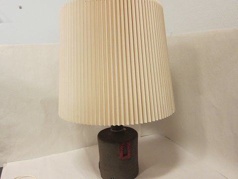 Lampe aus Keramik, echt Retro
Tischleuchte aus Keramikmit roten Vierecken
Die Preis ist inkl. des grossen Schirm
H: Bitte sehen sie Die Fotos