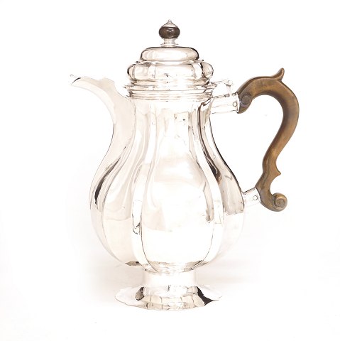 Barok Kaffeekanne aus Silber. Jørgen Nielsen Lind, 
Kopenhagen, 1740-1756
Datiert 1746
H: 25,5cm. G: 756gr