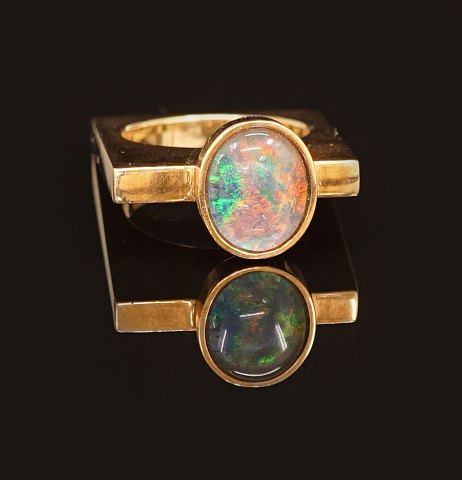 E. G. Micheelsen, Sønderborg: Ring i 14kt guld 
prydet med opal. Ringstr. 49