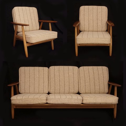 Hans J. Wegner, 1914-2007: "Cigarren". Møbelsæt 
bestående af to armstole og en sofa. Massivt stel 
i eg og armlæn i teak. GE 240. Designet af Wegner 
1955