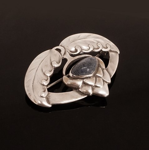 A Georg Jensen silver brooch no. 29 with lapis. 
Marked 826S. Period 1904-08. Size: 3,6x5,5cm